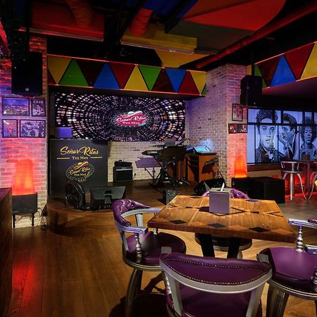 Hotel Doubletree By Hilton Doha - Al Sadd Exterior foto The interior of a typical Hard Rock Cafe