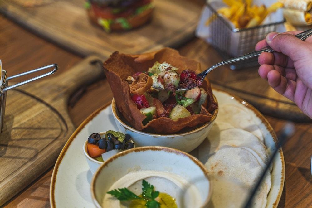 Hotel Doubletree By Hilton Doha - Al Sadd Exterior foto A Greek salad served in a pita