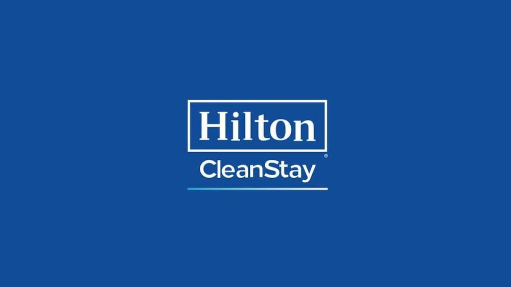 Hotel Doubletree By Hilton Doha - Al Sadd Exterior foto Hilton CleanStay logo
