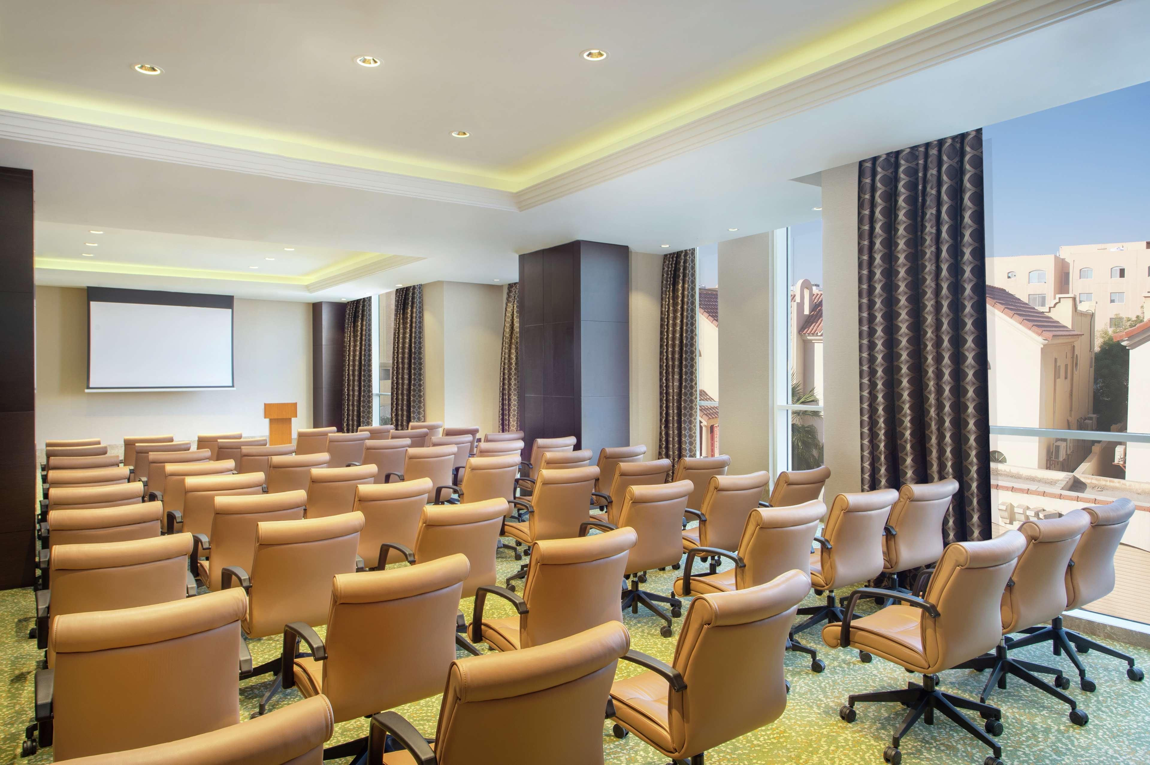 Hotel Doubletree By Hilton Doha - Al Sadd Exterior foto Meeting room