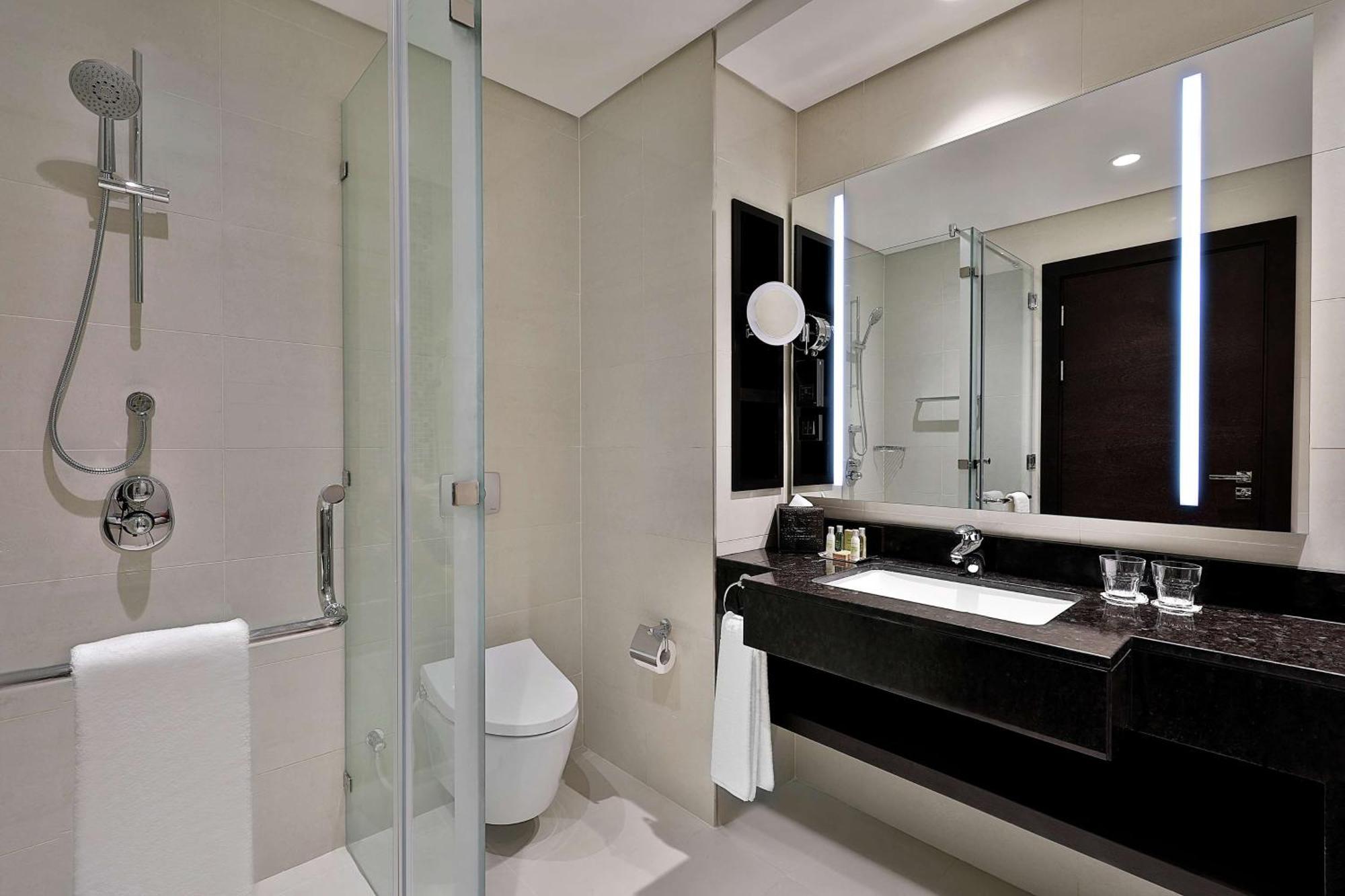 Hotel Doubletree By Hilton Doha - Al Sadd Exterior foto Bathroom