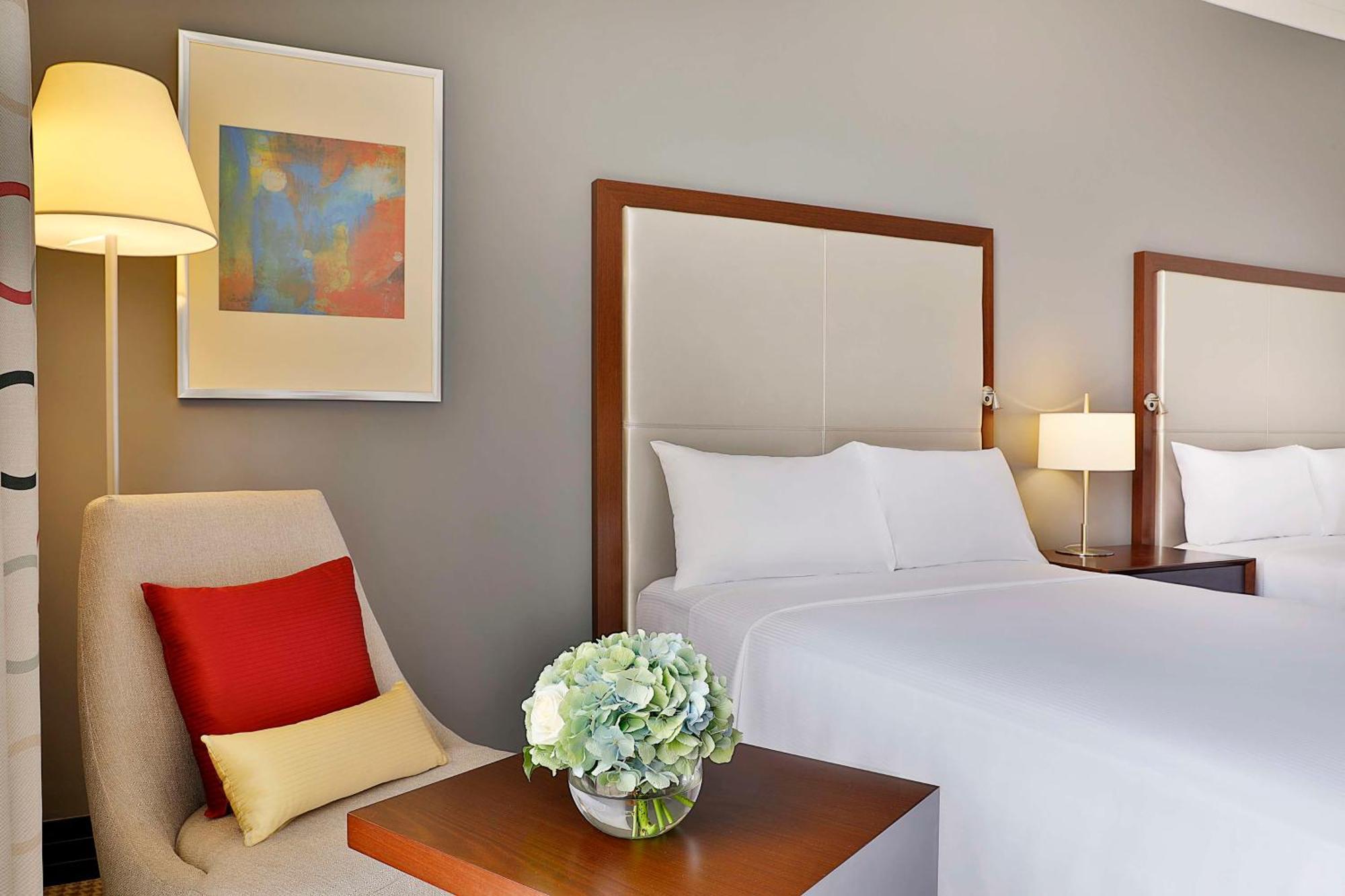 Hotel Doubletree By Hilton Doha - Al Sadd Exterior foto A guest room at the Hilton San Francisco