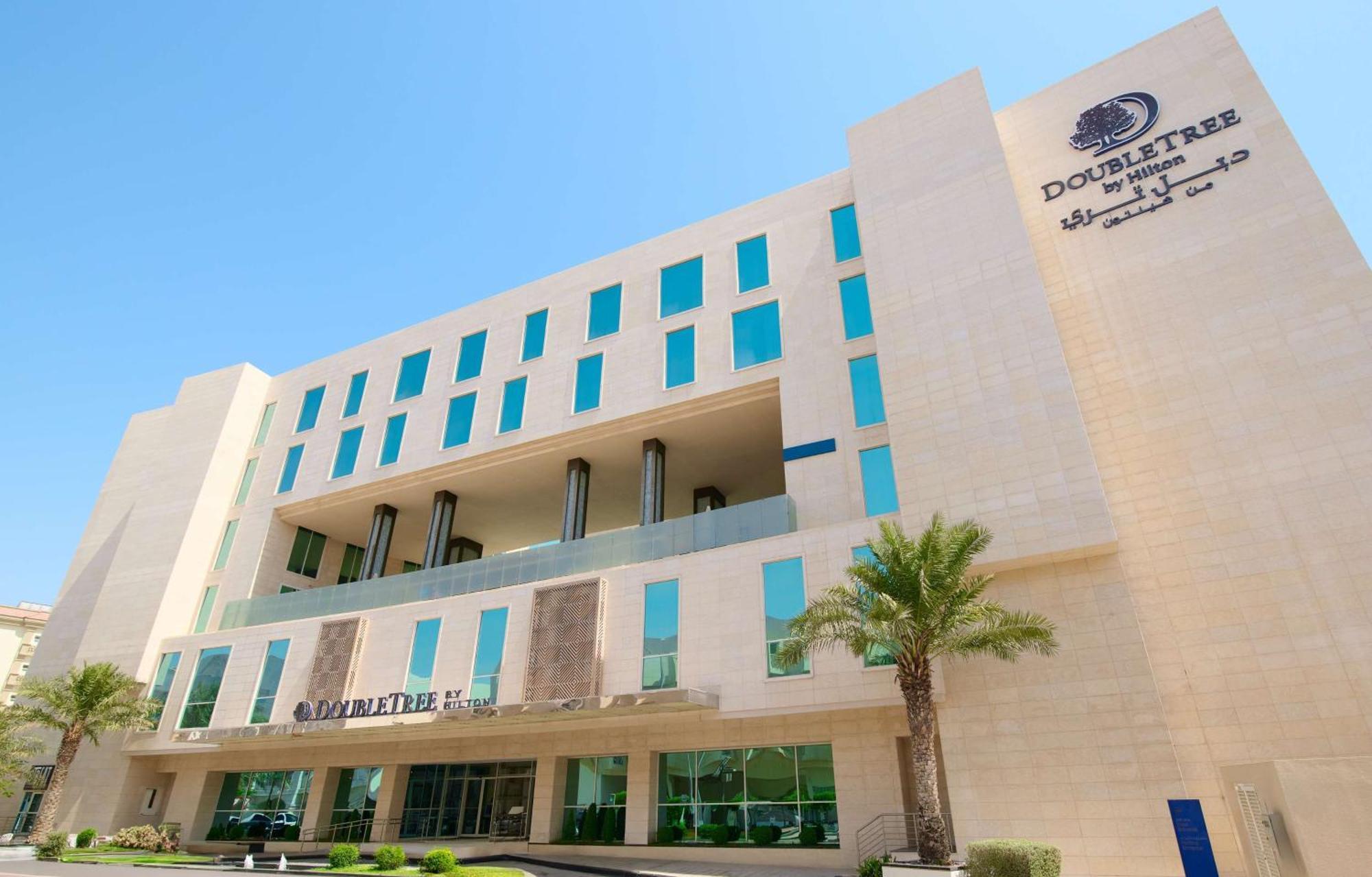 Hotel Doubletree By Hilton Doha - Al Sadd Exterior foto The hotel in 2015