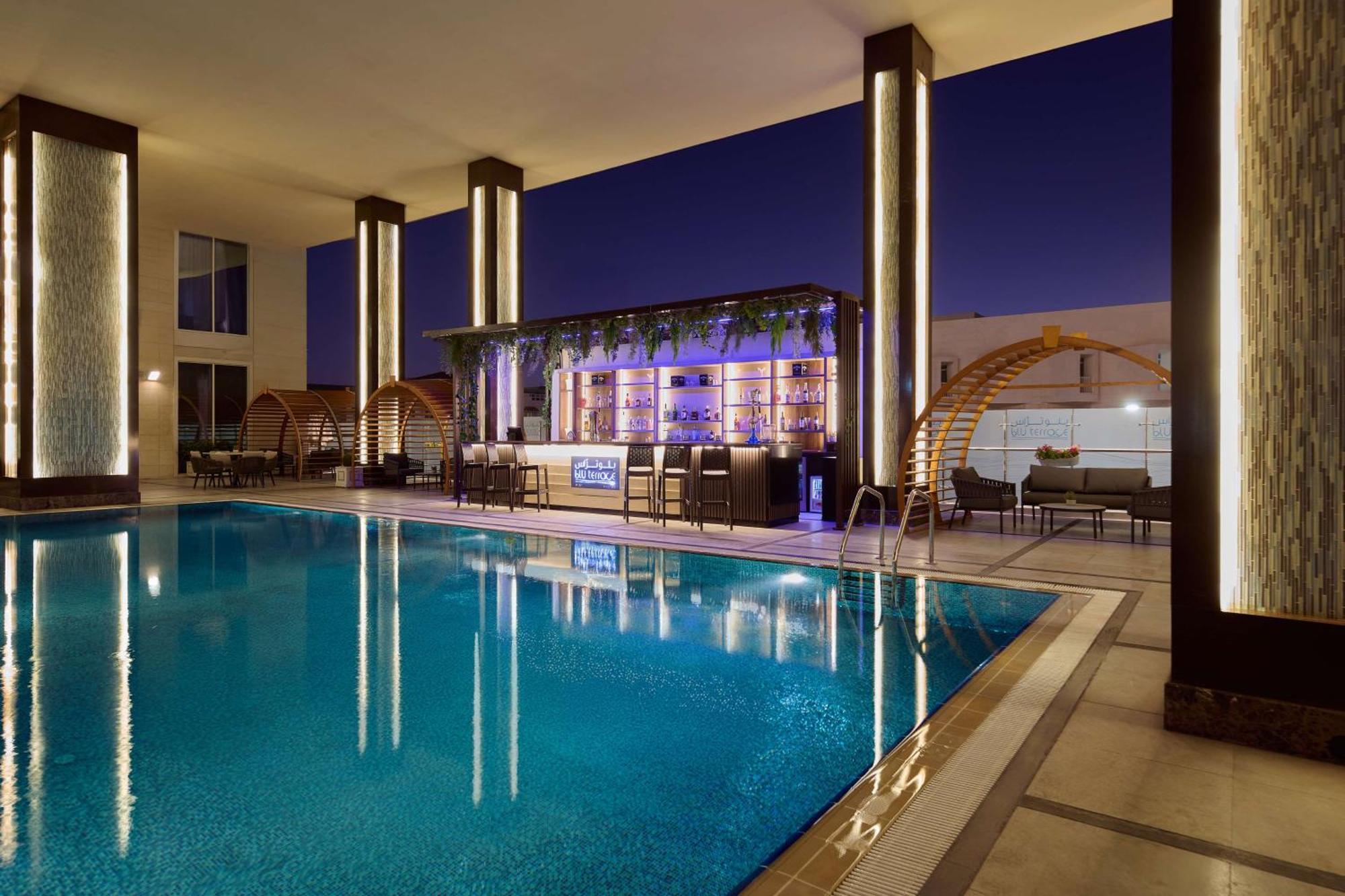 Hotel Doubletree By Hilton Doha - Al Sadd Exterior foto The swimming pool at the hotel