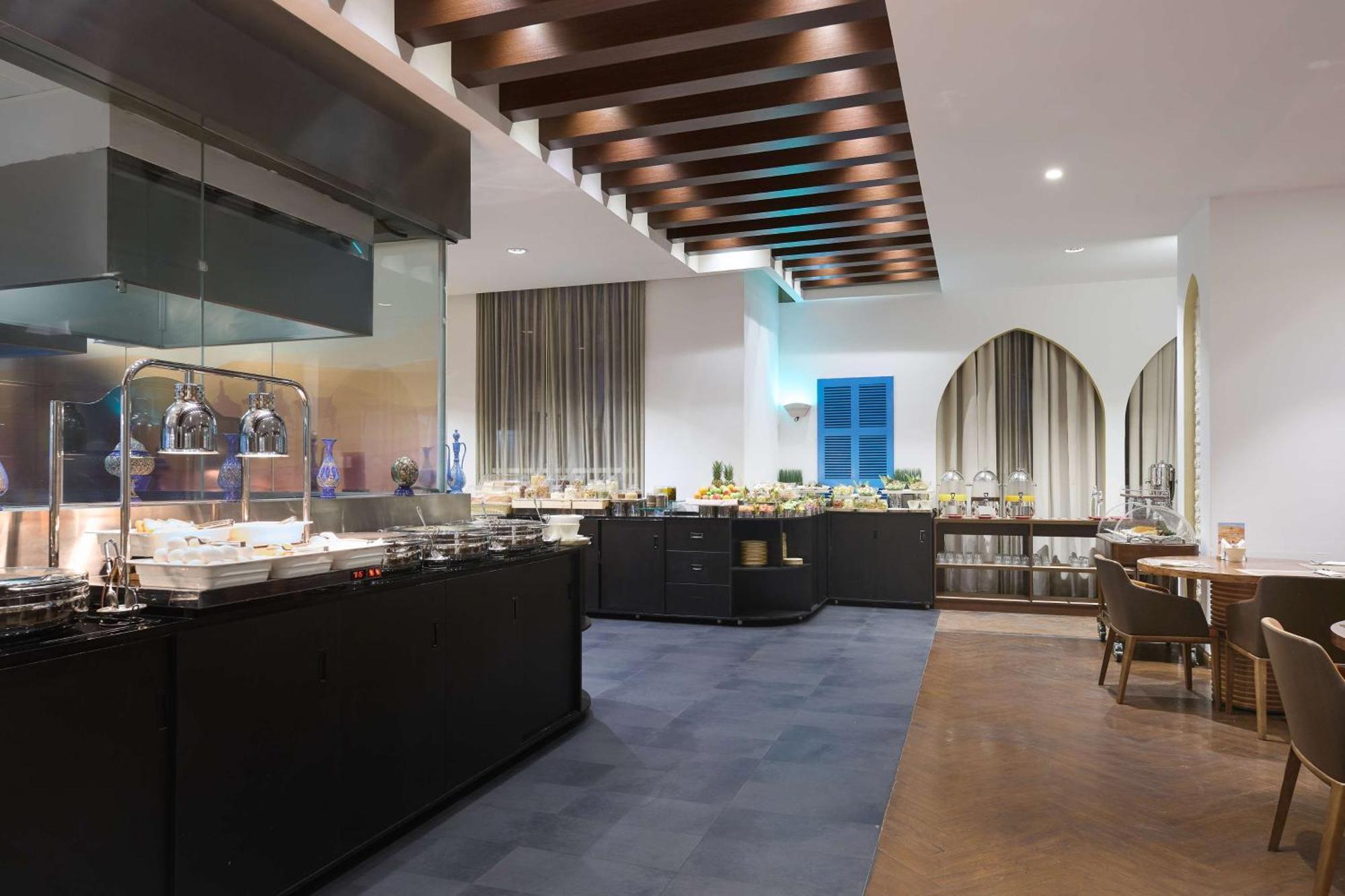 Hotel Doubletree By Hilton Doha - Al Sadd Exterior foto The Club at Dubai International Airport
